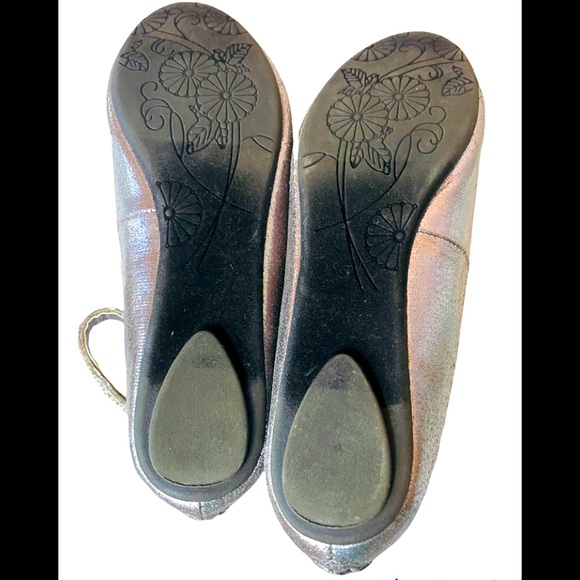 STEVE MADDEN Metallic Ballet Flats with Pearl Ankle Straps. Size 5 - Picture 9 of 10